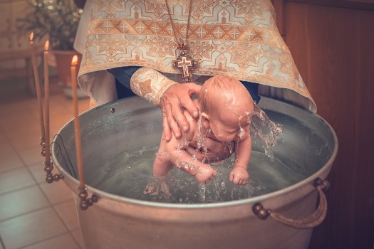 Яку молитву читають хрещені батьки під час хрещення дитини