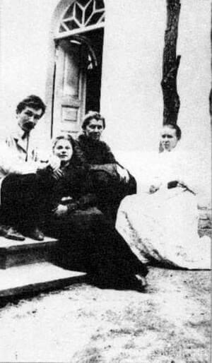 Леся Українка, Олена Пчілка, Оксана Косач, Антон Шимановський. На східцях будинку в Зеленому Гаї, літо 1906 р.