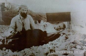 Леся Українка з братом Михайлом на березі моря в Криму. 1898 р.
